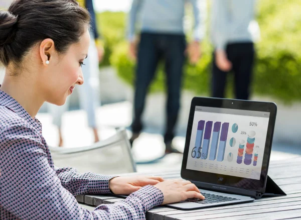 woman looking at her HP laptop